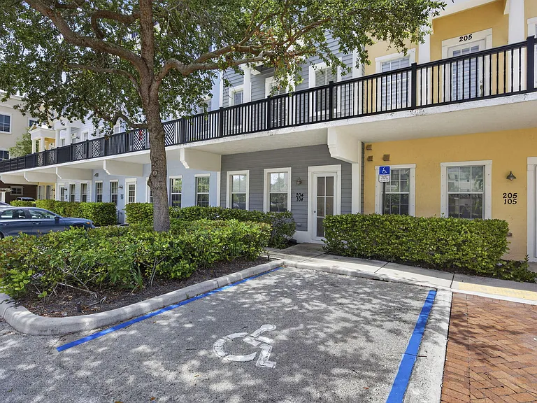 425 Greenwich Cir #204 — Photo 5