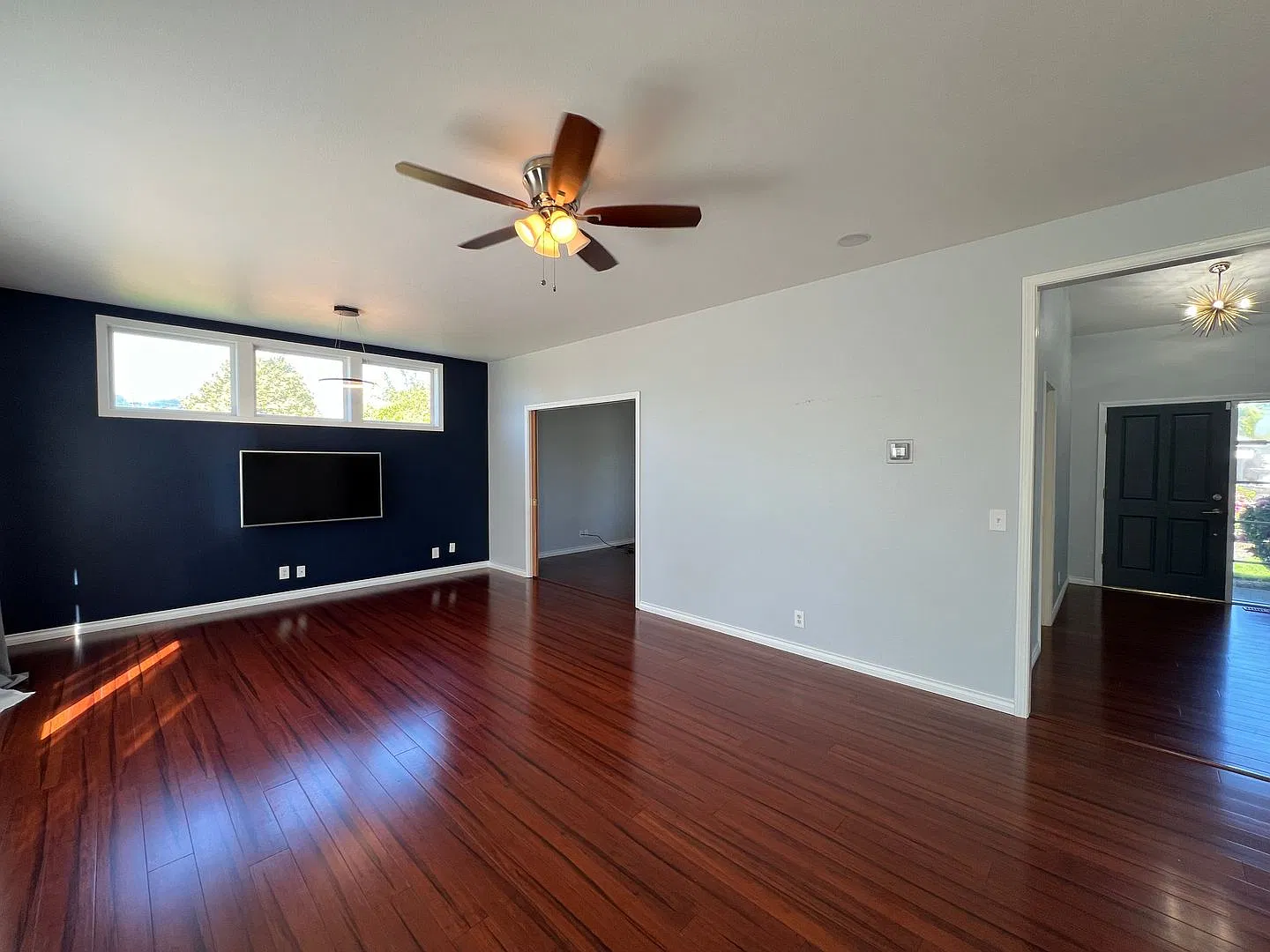 Stunning Regency Estates Home — Photo 3