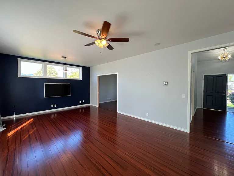 1592 Kingston Way — Photo 3