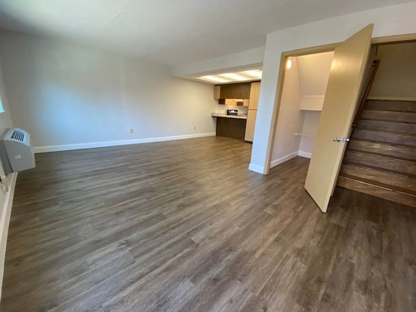 West AVL - Clean, Bright, Spacious Two Bedroom Apartment — Photo 2