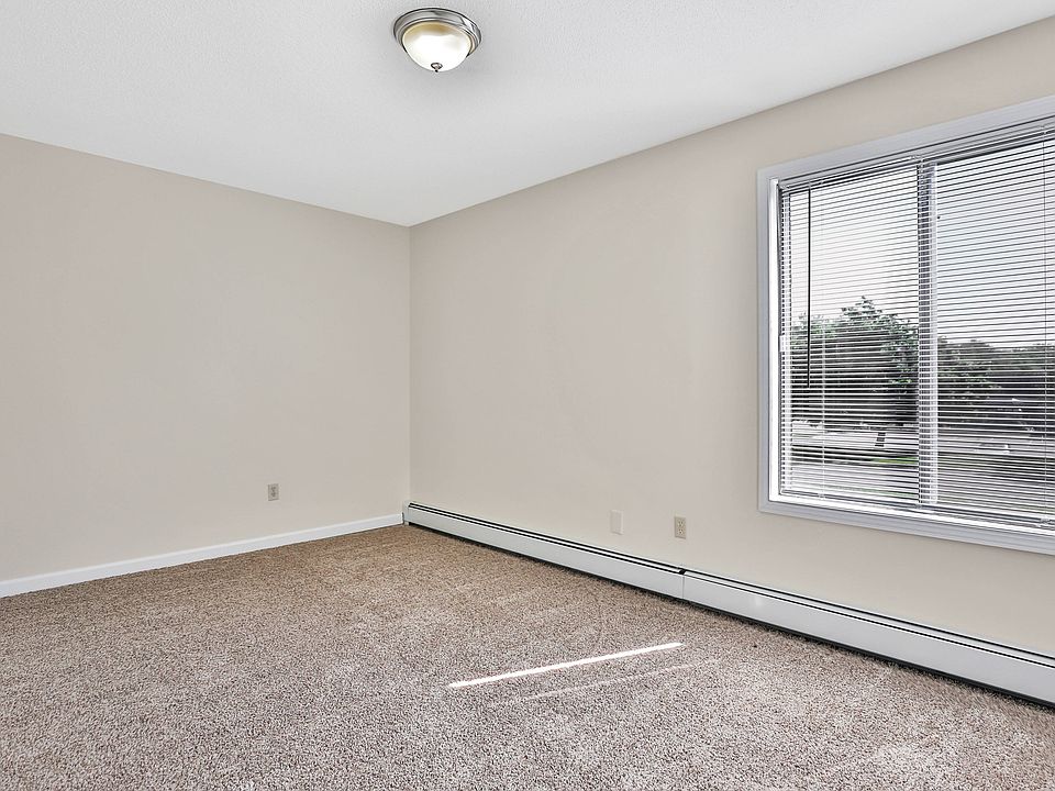 Eagle Pointe Bedroom Closet & Bathroom