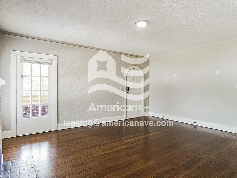 1359652_004_living_room_13803529.jpg