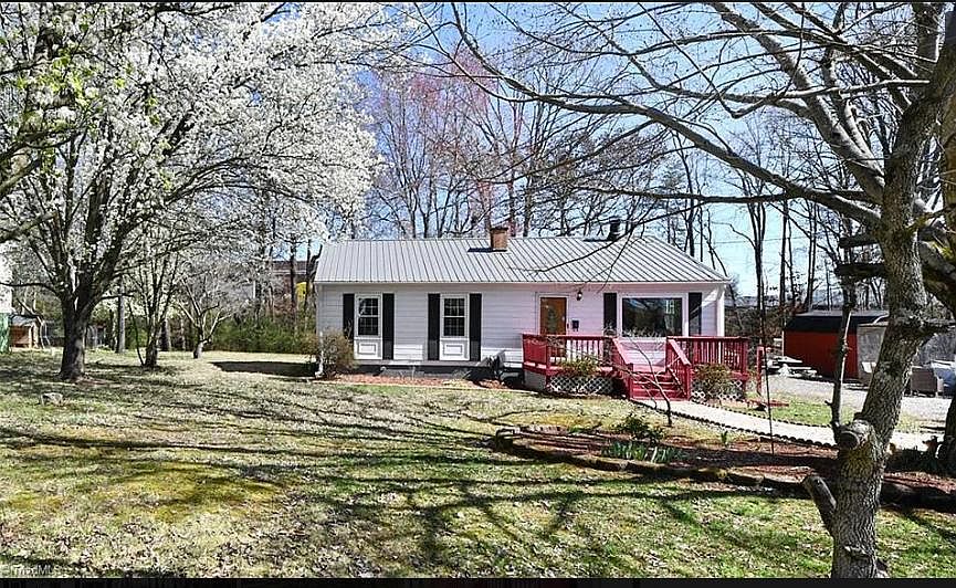 1st image of 121 Park Dr