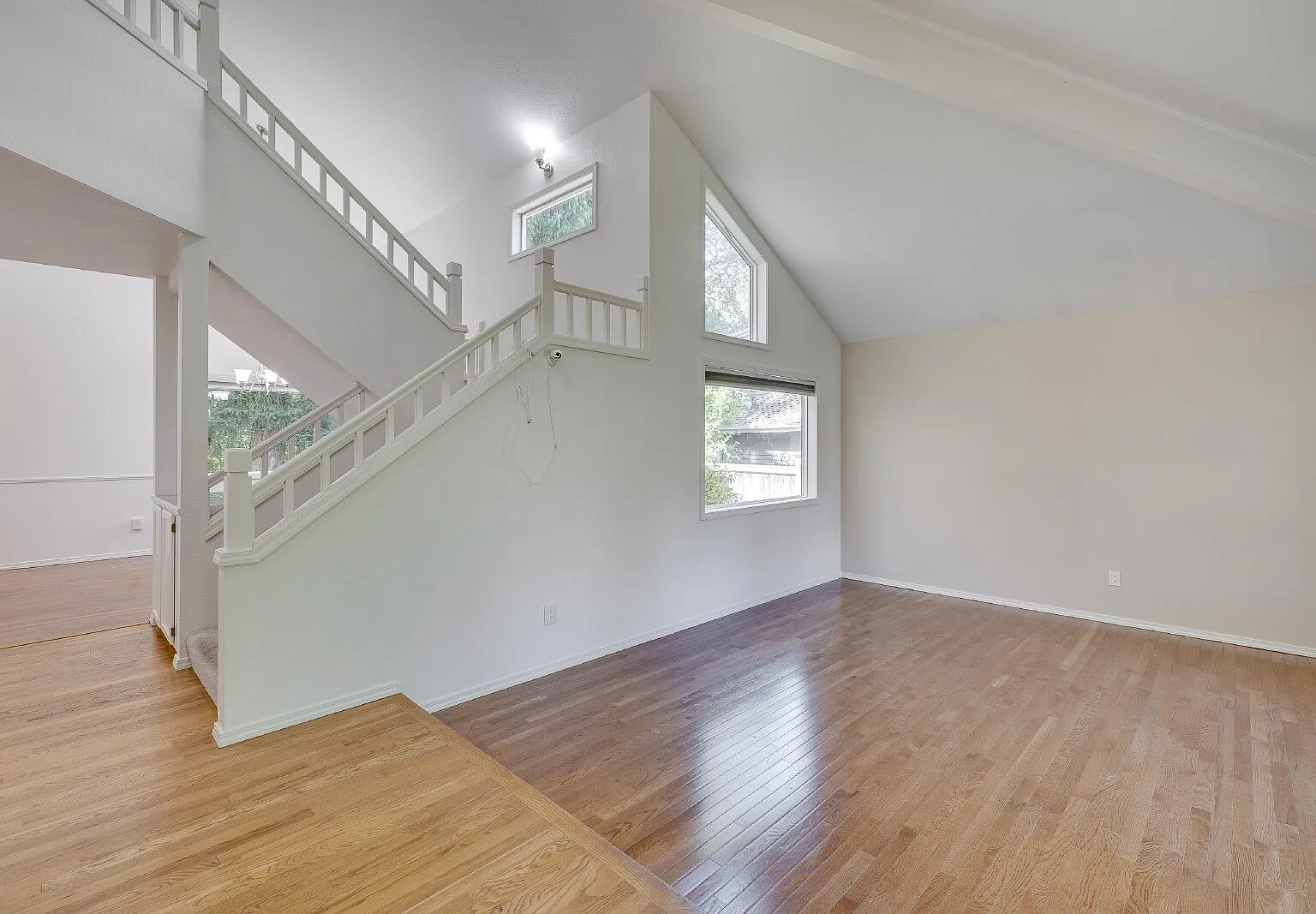 Beautifully Updated 4-Bedroom Home In Sammamish!- Available Now For Rent!! — Photo 4