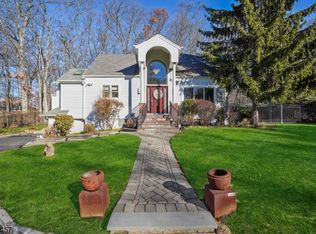 22 Old Wood Rd, Morris Plains, NJ 07950