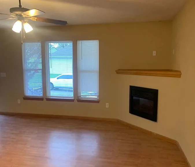 1003 NE Clear Creek Dr — Photo 2