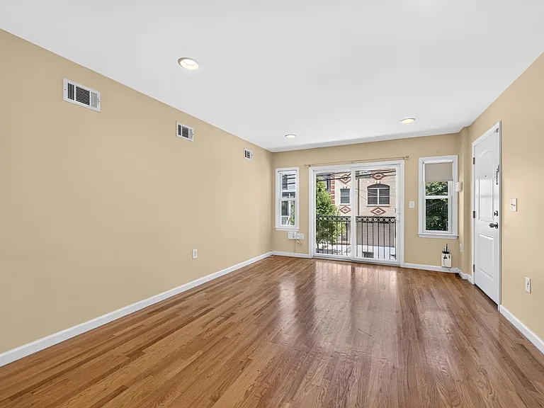 43 Manhattan Ave #1 — Photo 6