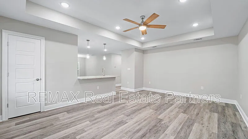 3 bed, 2.0 bath, 1350 sqft, $1,800 — Photo 3