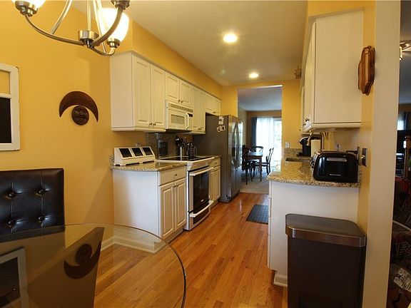 4th image of 324 Summerhaven Dr N