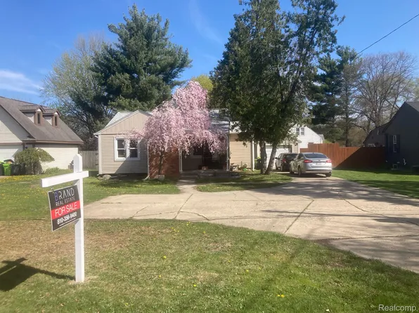 704 North Rd, Fenton, MI 48430