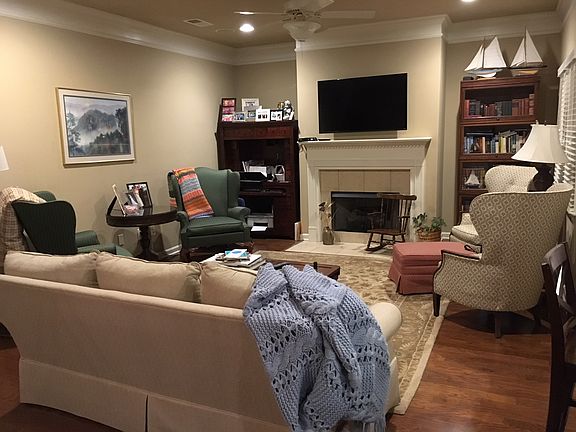 Family room- TV stays 
