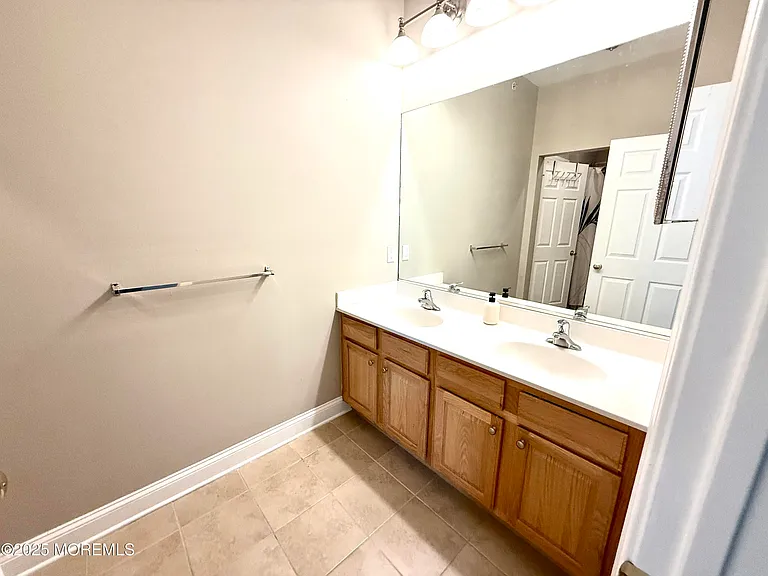 910 Abby Rd — Photo 23