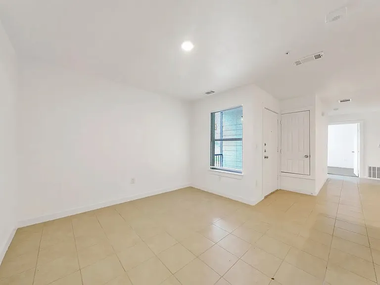 903 Canterbury #1102 — Photo 11