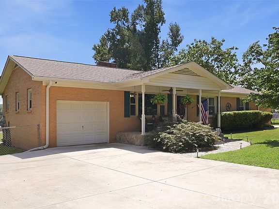 5th image of 724 Hillcrest Dr