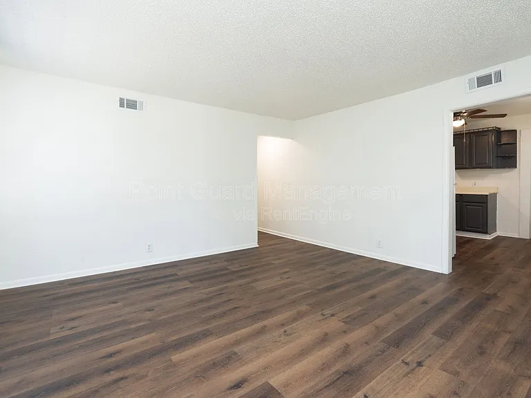 631 N Mount Carmel St — Photo 2