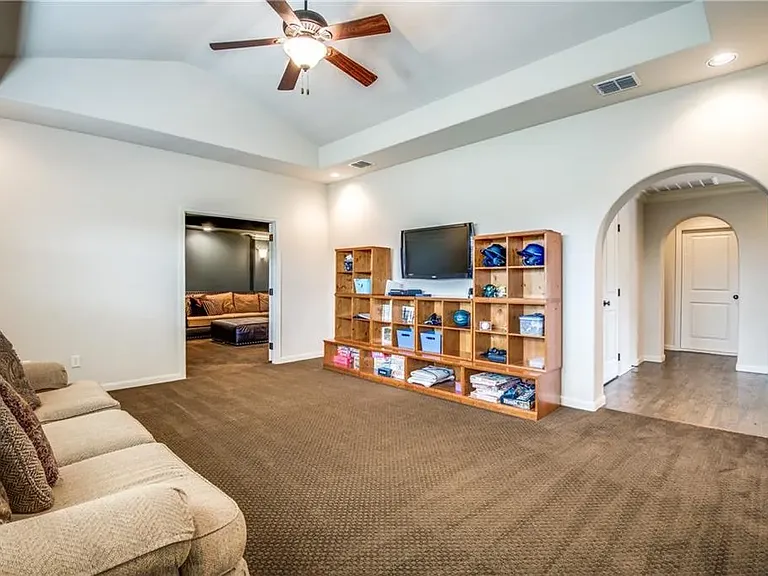 580 Butchart Dr — Photo 31