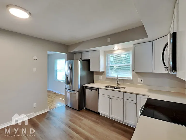 5621 Oakmont Dr — Photo 2