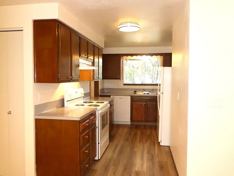 4824 Falcon Ct NE — Photo 9