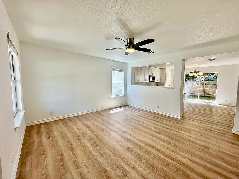 414 Hampton Cv — Photo 12