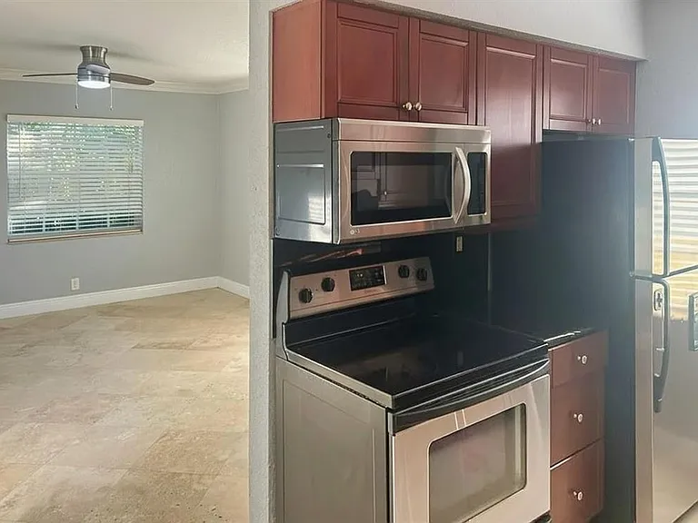 51 NE 24th St #6 — Photo 9