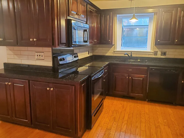 4704 Great Oaks Dr — Photo 6