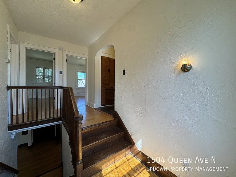 1504 Queen Ave N — Photo 15