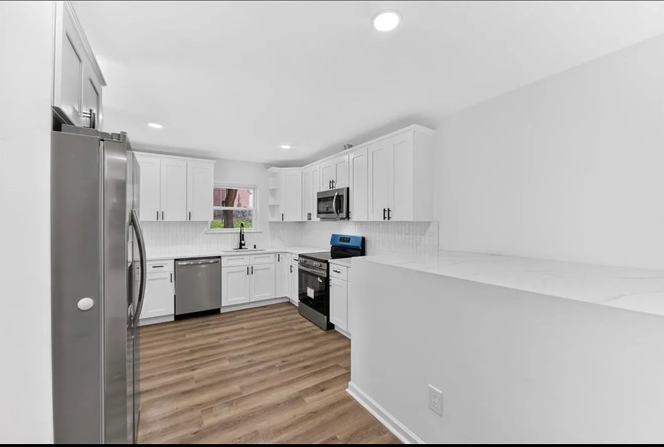 3 bed, 1021 sqft, $2,400 — Photo 4