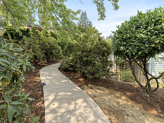3rd image of 192 NW Canyon Dr