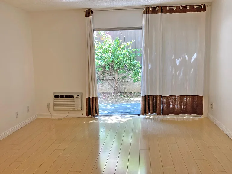 320 S Ardmore Ave #120 — Photo 12
