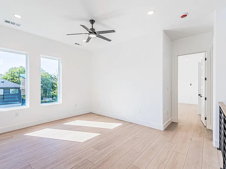 4319 Sylvester St — Photo 16