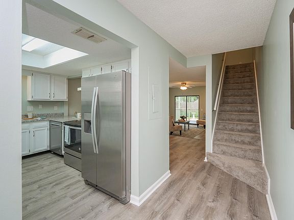 3rd image of 142 Poinsettia St