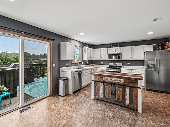 5th image of 1922 Hemlock Dr