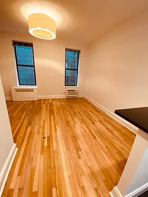 Rented by Metropolis Real Estate of Manhattan | media 2