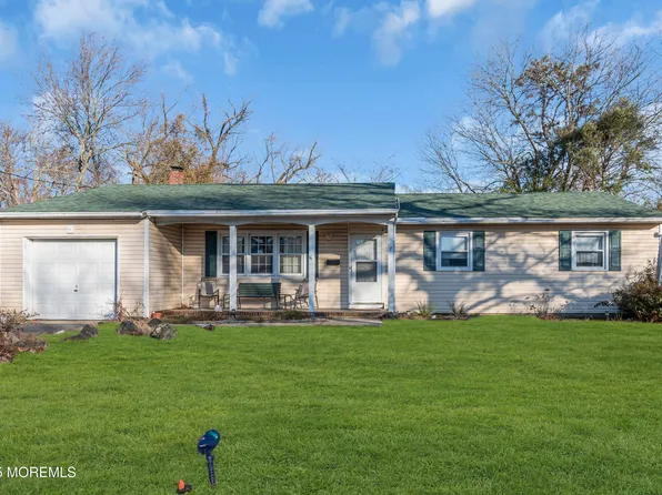 7 Whalepond Road, Oakhurst, NJ 07755