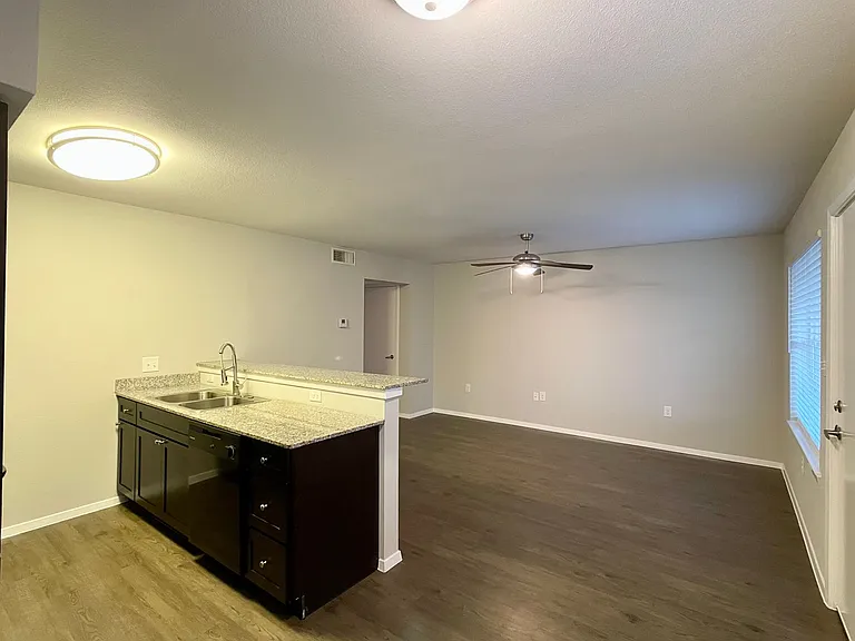 910 Duncan Ln #17 — Photo 4