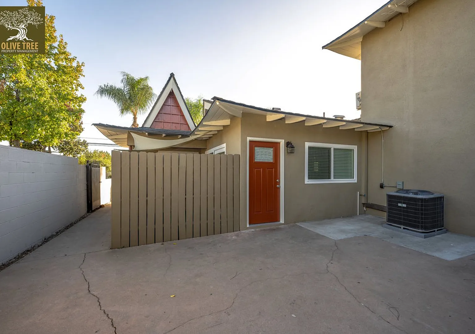 Stylish Ground-Level 2bed/1bath Apartment in Monrovia — Photo 2