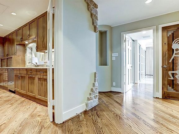 4th image of 1111 Hermann Dr Unit 8E-2