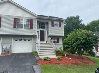 23 Oak Point Dr, Hamburg, NJ 07419