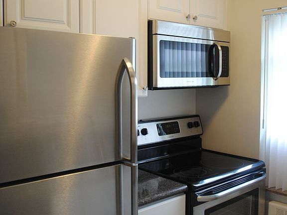 3rd image of 2750 Linshaw Ct APT 4