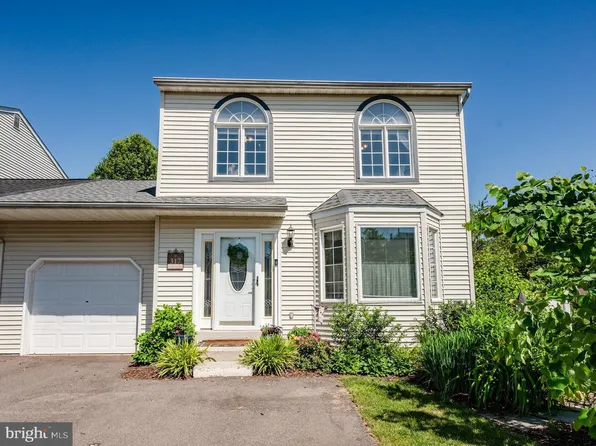 317 Aronimink Dr, Royersford, PA 19468