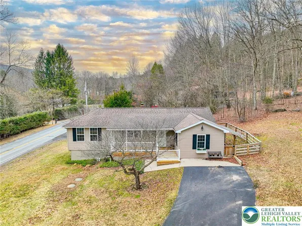 370 W White Bear Dr, Summit Hill, PA 18250