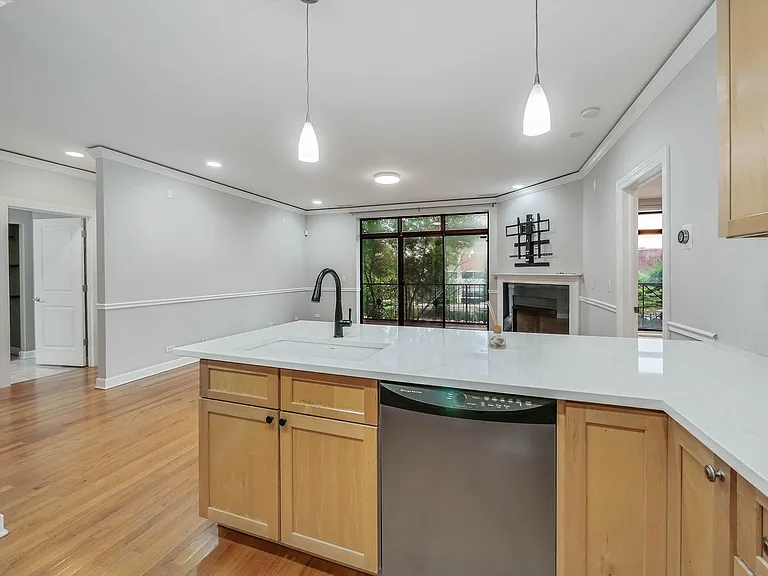 22 S Western Ave #202 — Photo 8
