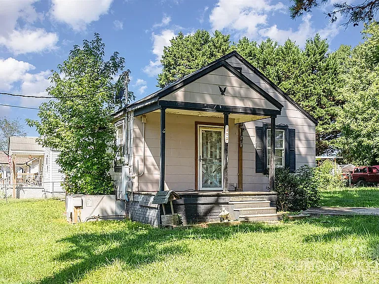 202 Hovis Rd — Photo 2