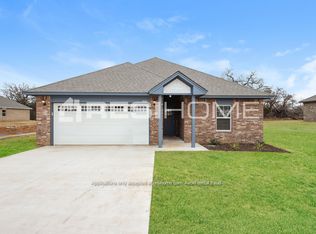 8231 Lakeside Dr, Edmond, OK 73034