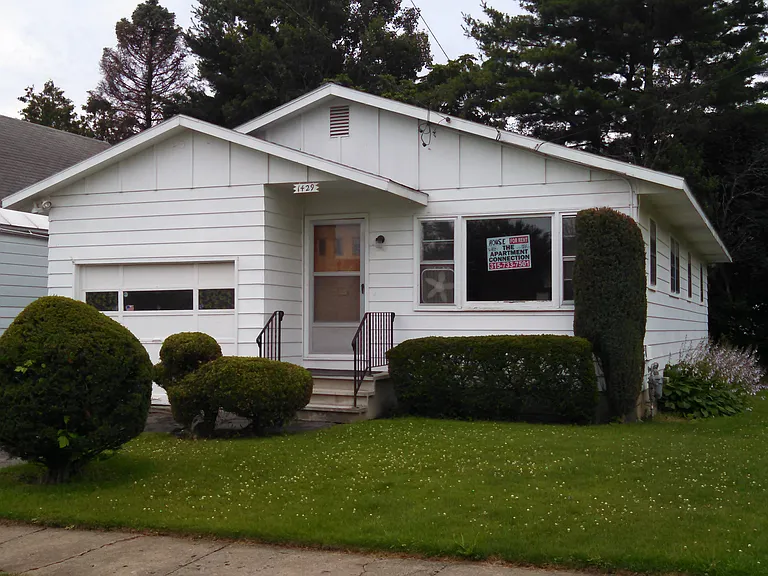 1429 Flagg Ave — Photo 1