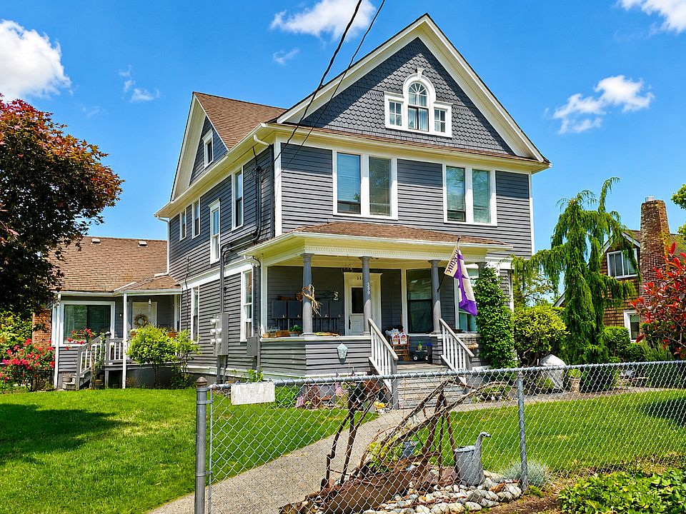 Charming single-family residence thoughtfully converted into a five-unit property, located in one of Snohomish's desirable historic neighborhoods. Units B, C, and E are currently available.