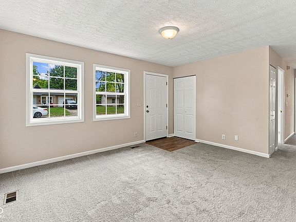 4th image of 2650 N Calbert Dr