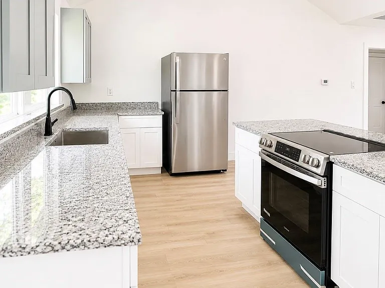 815 Centerwood Dr — Photo 3
