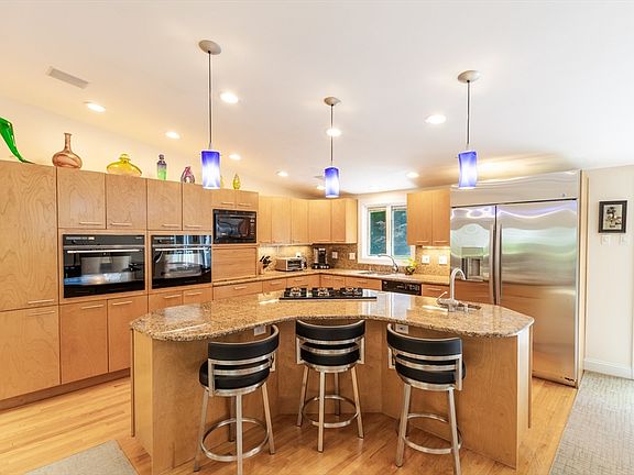 3rd image of 16 Leonard Rd