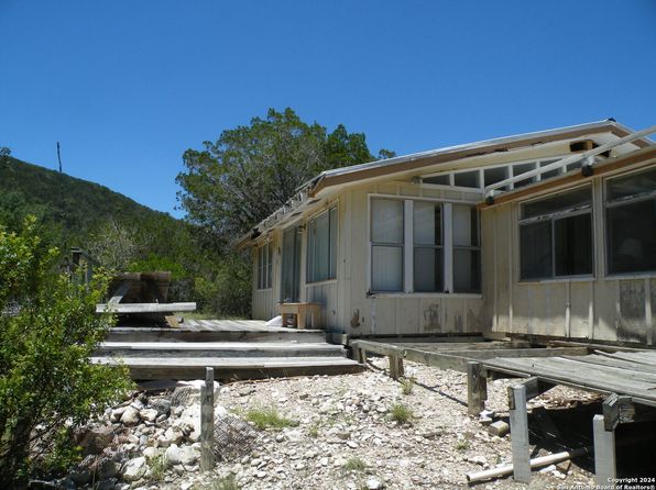 804 BLUFF CREEK RD, Leakey, TX 78873